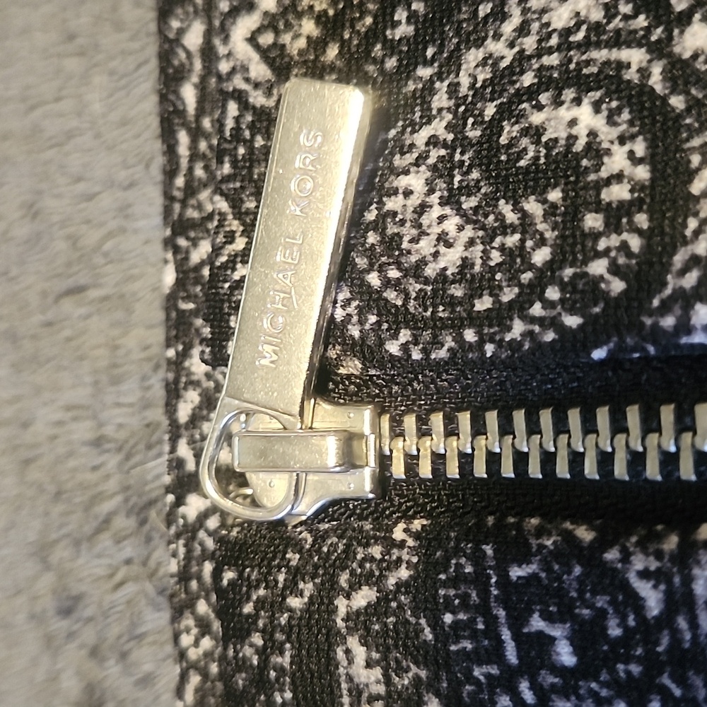 Michael Kors brand skirt. Size 8 - Picture 3 of 5